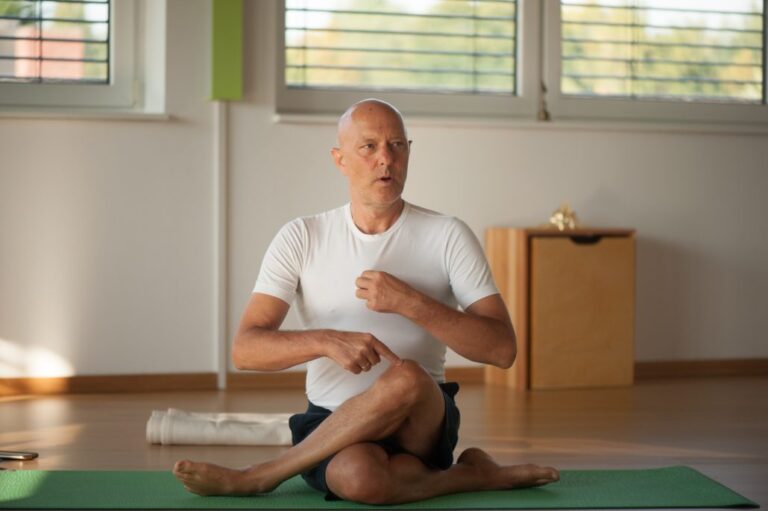 Ausrichtung im Yoga - Yogalehrer demonstriert anatomisch ausgerichtete Yogahaltung mit Fokus auf Spiraldynamik