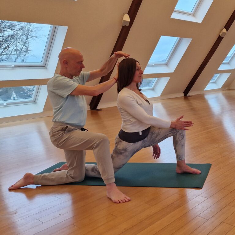 Hands-On und Alignment im Yoga zur Verbesserung von Ausrichtung, Körperwahrnehmung und Bewegungsqualität