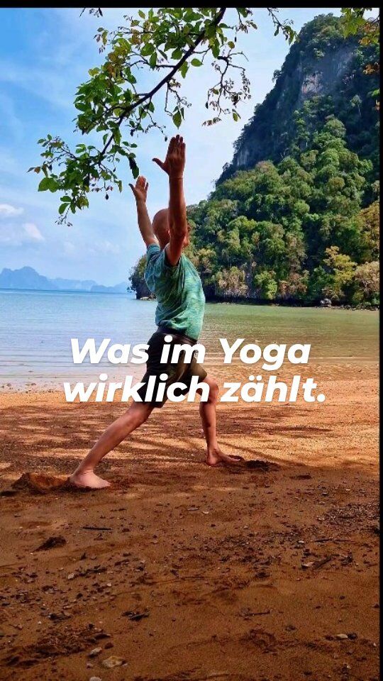 ✨ Worum es im Yoga wirklich geht
Was geschieht wenn Dein Atem und nicht Dein Wille die Bewegung führt.
Was geschieht in Dir wenn nicht das Ziel zählt, sondern das Spüren.
In der Hingabe beginnt die Verbindung – zu Dir selbst, zum Wesentlichen, zum Leben.

Dieses Video ist eine kleine Einladung, Dich vom Atem führen zu lassen.
Ganz bei Dir anzukommen.
Dich einzulassen – auf den Moment, auf das, was in Dir lebendig ist.

Wenn Dich diese Tiefe ruft:
Unsere Ayur Yogatherapie Ausbildung verbindet die Essenz des Yoga mit fundierter therapeutischer Begleitung – für Menschen, die heilsam wirken wollen.
Und unser Ayur Yoga Kurs ab 45 schenkt Raum für achtsame Praxis mit gezielten Sequenzen für den ganzen Körper.

🧡 Mehr Infos über uns und unsere Angebote: ayur-yogatherapie.de oder über den Link in der Bio.

#ayuryogatherapie #achtsamyoga #atemführtbewegung #yogamitHerz #heilsamebewegung #yogatherapieausbildung #yogaab45 #verbundensein