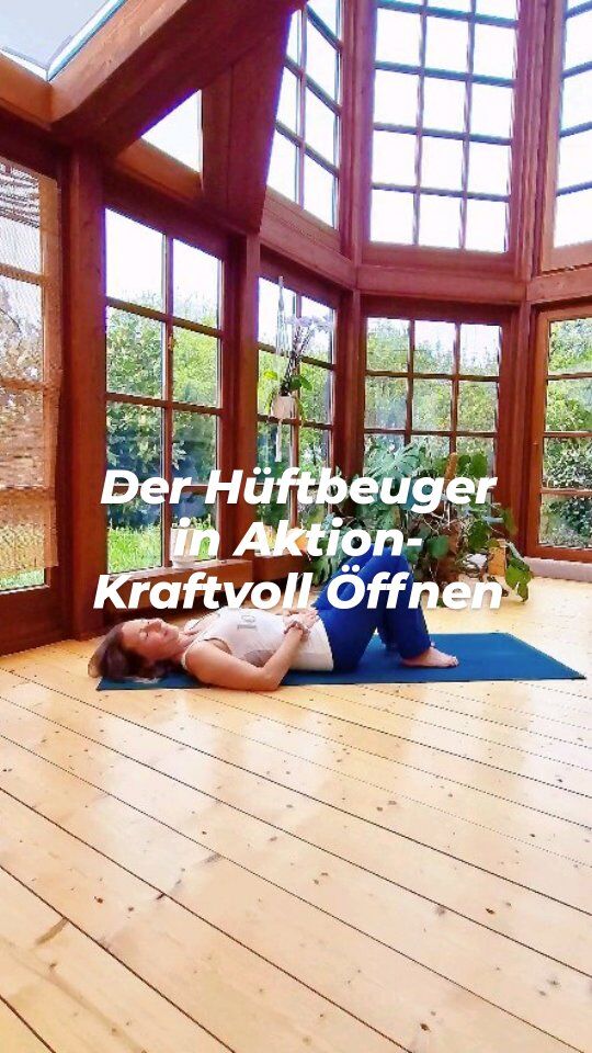 ✨ Kraftvoll  öffnen – in Verbindung bleiben.
Diese Haltung ist mehr als eine Dehnung.
Sie kräftigt Deinen Bauch – stabilisiert von innen –
und dehnt gleichzeitig den Hüftbeuger tief und wirkungsvoll.
Ein Muskel, der oft verkürzt ist – durch langes Sitzen, Stress oder Schonhaltungen.

Gerade bei Rückenschmerzen, Beckenspannungen,
oder nach längeren Ruhephasen kann diese Übung Wunder wirken.
Sie öffnet nicht nur den Körper – sondern auch das Nervensystem,
bringt Stabilität und Weite zugleich.

Wichtig: Die Bewegung bleibt geführt, bewusst, kraftvoll –
denn in der Yogatherapie gilt: Wirkung entsteht durch Präsenz.

🧡 Du möchtest mehr über solche therapeutischen Übungen erfahren?
Dann schau Dir unsere Ayur Yogatherapie Ausbildung an.

Oder schenke Dir unseren Ayur Yoga Kurs ab 45 – mit lebenslangem Zugriff für heilsames und stärkendes Yoga für den ganzen Körper.

#ayuryogatherapie #hüftbeuger #rückenschmerzen #therapeutischesyoga #yogamitwirkung #achtsamundwirksam #bauchkraft #öffnungmitkraft #yogafürfrauen #yogatherapieausbildung #yogaab45 #wirksamesyoga
