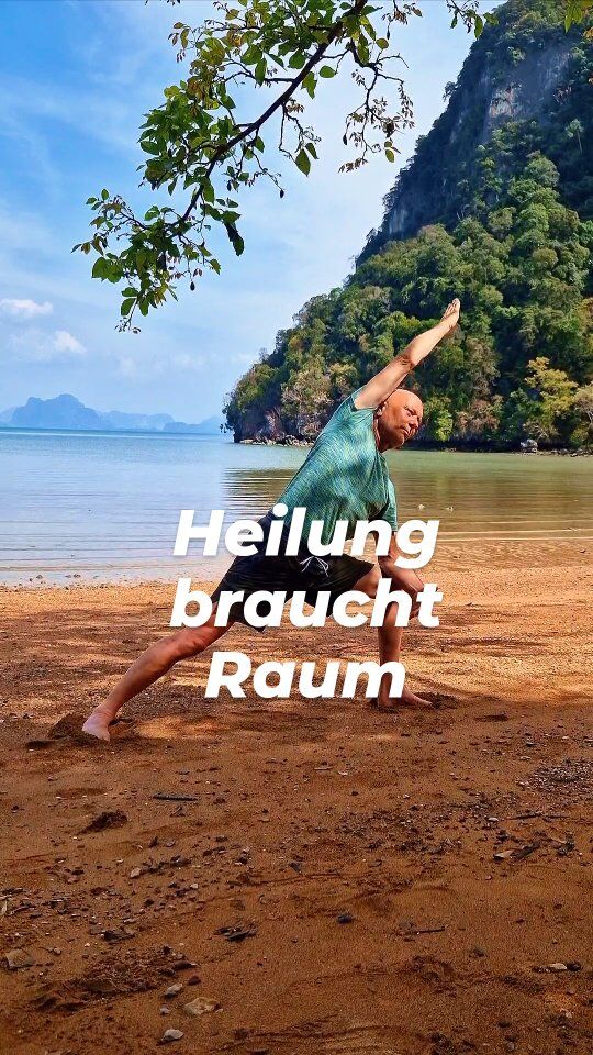 Yogatherapie & Wirkung – Heilung braucht Raum 💓
In einer Welt voller Reize, Informationen und To-do-Listen verlieren wir oft die Fähigkeit, wirklich zu verdauen – nicht nur körperlich, sondern auch emotional und seelisch.

In der Yogatherapie geschieht Heilung nicht durch mehr Tun, sondern durch das richtige Maß an Impulsen – kombiniert mit Raum für Integration und Verdauung.
Denn nur im parasympathischen Zustand – in der Tiefe des Loslassens – beginnt der Körper zu regenerieren, das Nervensystem zu regulieren, das Erlebte zu verankern.

✨ In unserer zweijährigen Ayur Yogatherapie Ausbildung lernst Du, wie Du solche Räume für andere öffnest – mit wirkungsvollen Tools wie Atemarbeit, Meditation, traumasensibler Begleitung, Alignement und Faszien-Release.
Schreib uns einfach für mehr Informationen. 

#yogatherapie #ayuryogatherapie #yogatherapieausbildung #wirkung #integration #achtsamkeit #parasympathikus #heilkraft #yogainspiration